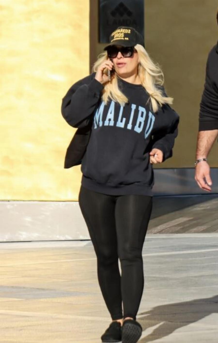 Σούσουρο με τη νέα εντυπωσιακή εμφάνıση της Ελένης Μενεγάκη με κολάν, καμπύλες και παντόφλες