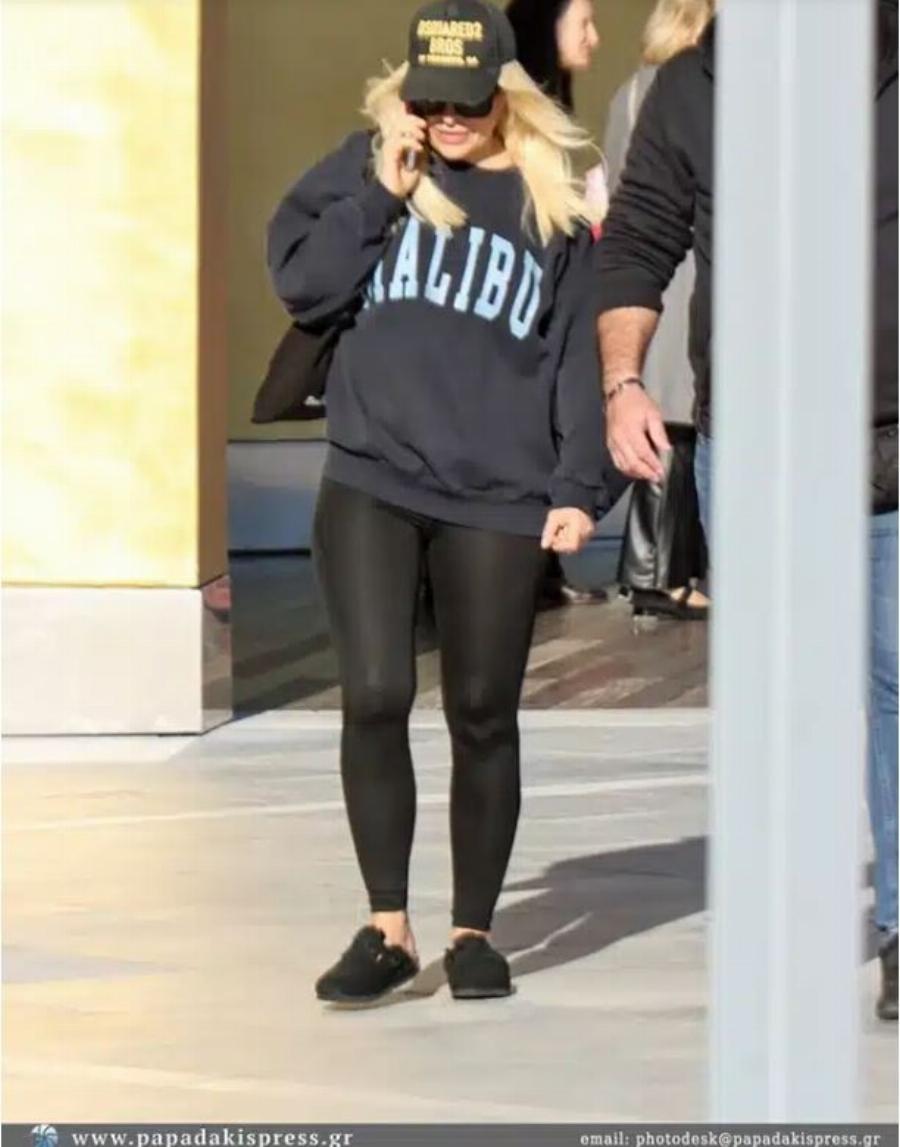 Σούσουρο με τη νέα εντυπωσιακή εμφάνıση της Ελένης Μενεγάκη με κολάν, καμπύλες και παντόφλες