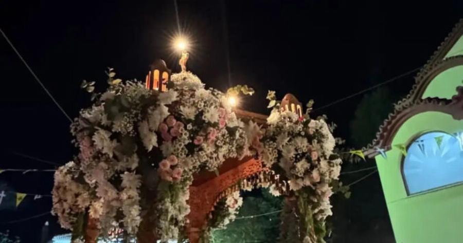 Τον κατάλαβαν όλοι οι πιστοί: Η συγκινητική στιγμή που o αγαπημένος ηθοποιός σήκωσε στους ώμους του τον Επιτάφιο