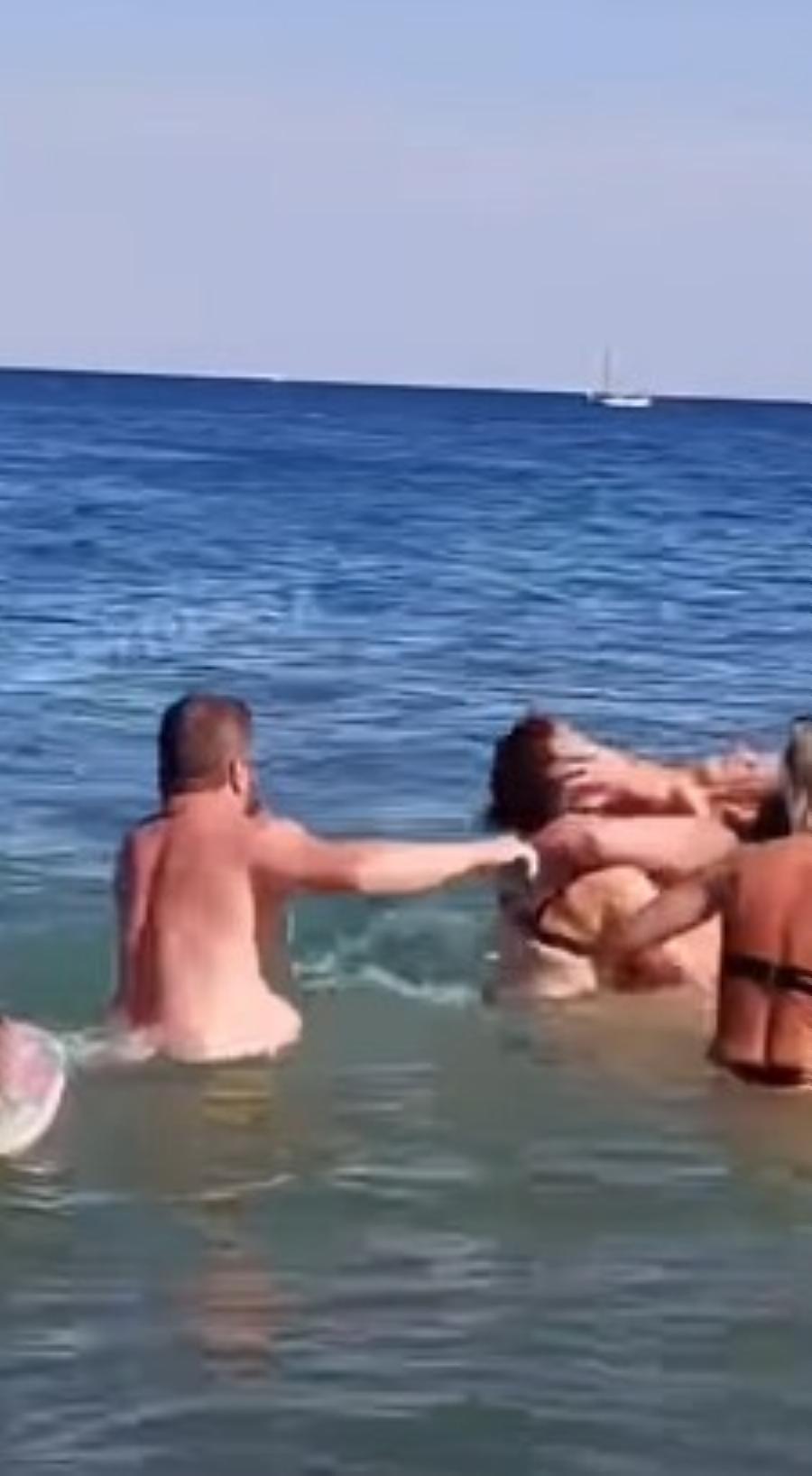 Άγριο ξύλο σε παραλία: Μαλλιοτράβηγμα και μπουνιές μέσα στη θάλασσα μπροστά στα μάτια έντρομου παιδιού!