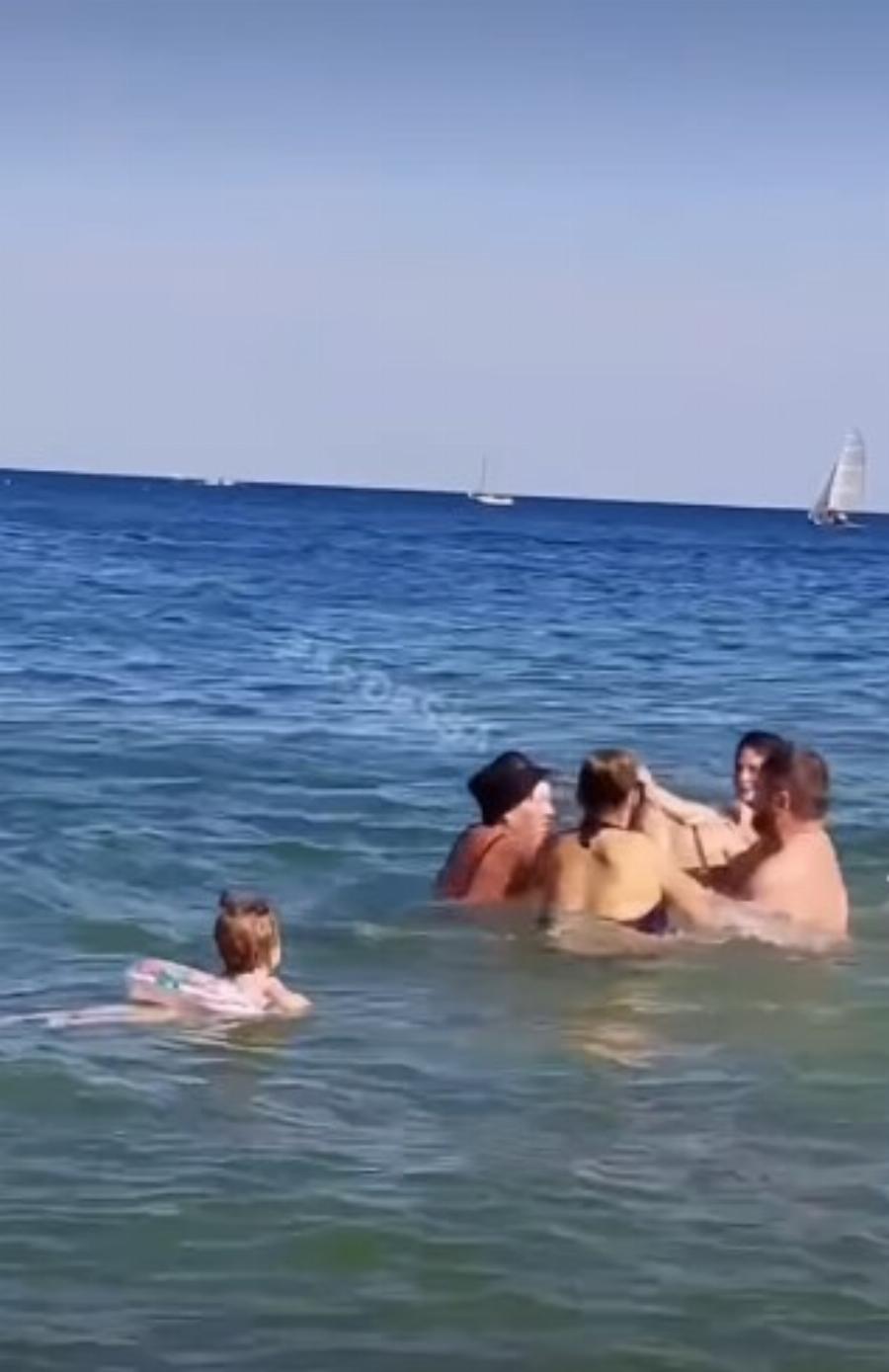 Άγριο ξύλο σε παραλία: Μαλλιοτράβηγμα και μπουνιές μέσα στη θάλασσα μπροστά στα μάτια έντρομου παιδιού!