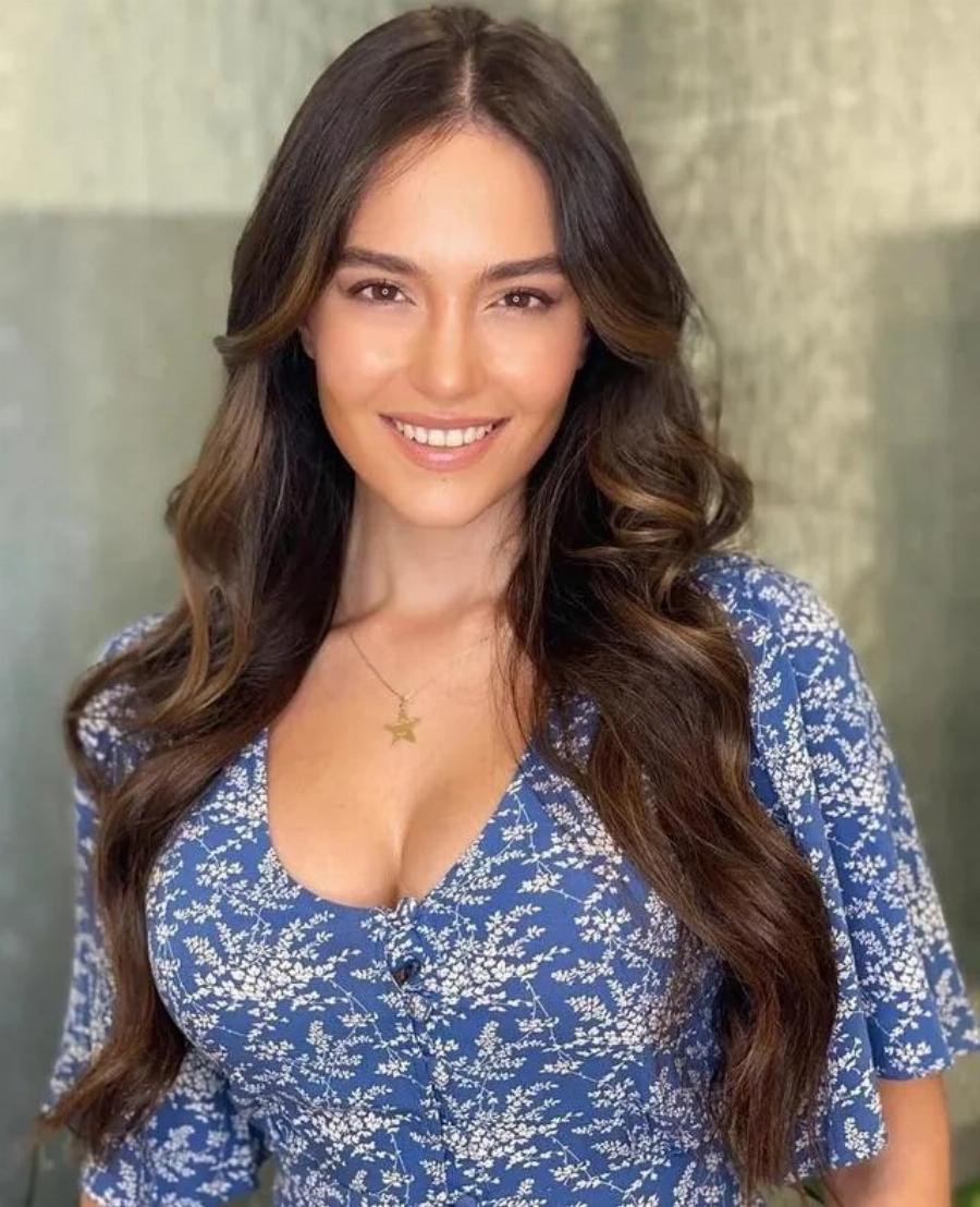 Πασίγνωστη καλλονή Αλβανίδα κάνει τους άντρες να παραμιλάνε με τα κάλλη της