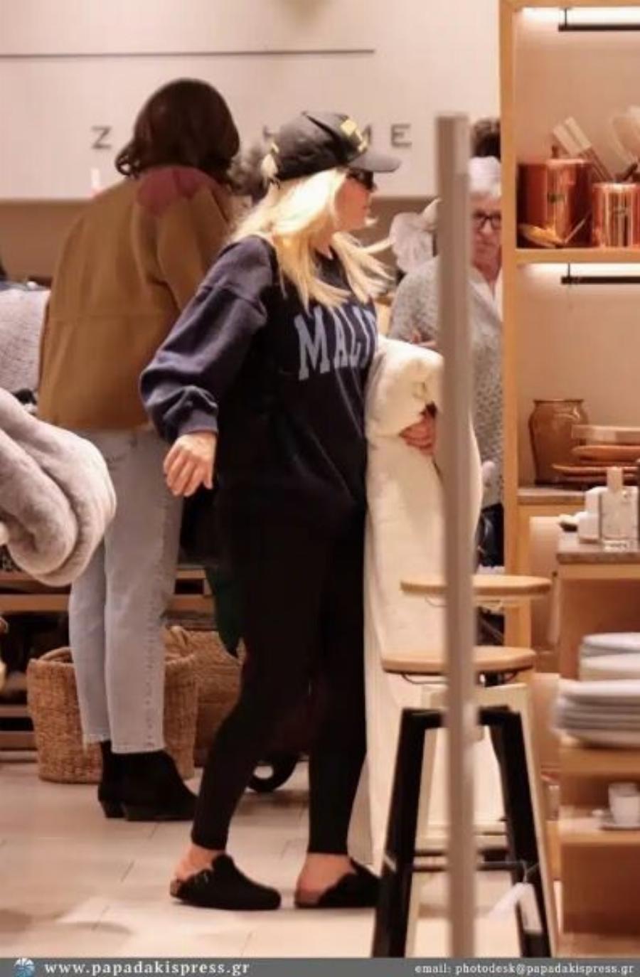 Σούσουρο με τη νέα εντυπωσιακή εμφάνıση της Ελένης Μενεγάκη με κολάν, καμπύλες και παντόφλες