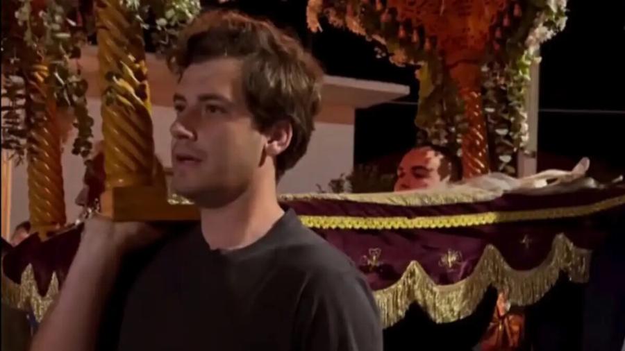 Τον κατάλαβαν όλοι οι πιστοί: Η συγκινητική στιγμή που o αγαπημένος ηθοποιός σήκωσε στους ώμους του τον Επιτάφιο