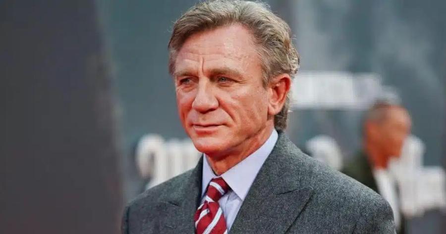 Ντάνιελ Κρεγκ: Στην περιφορά του Επιταφίου στον Άγιο Κωνσταντίνο της Γλυφάδας