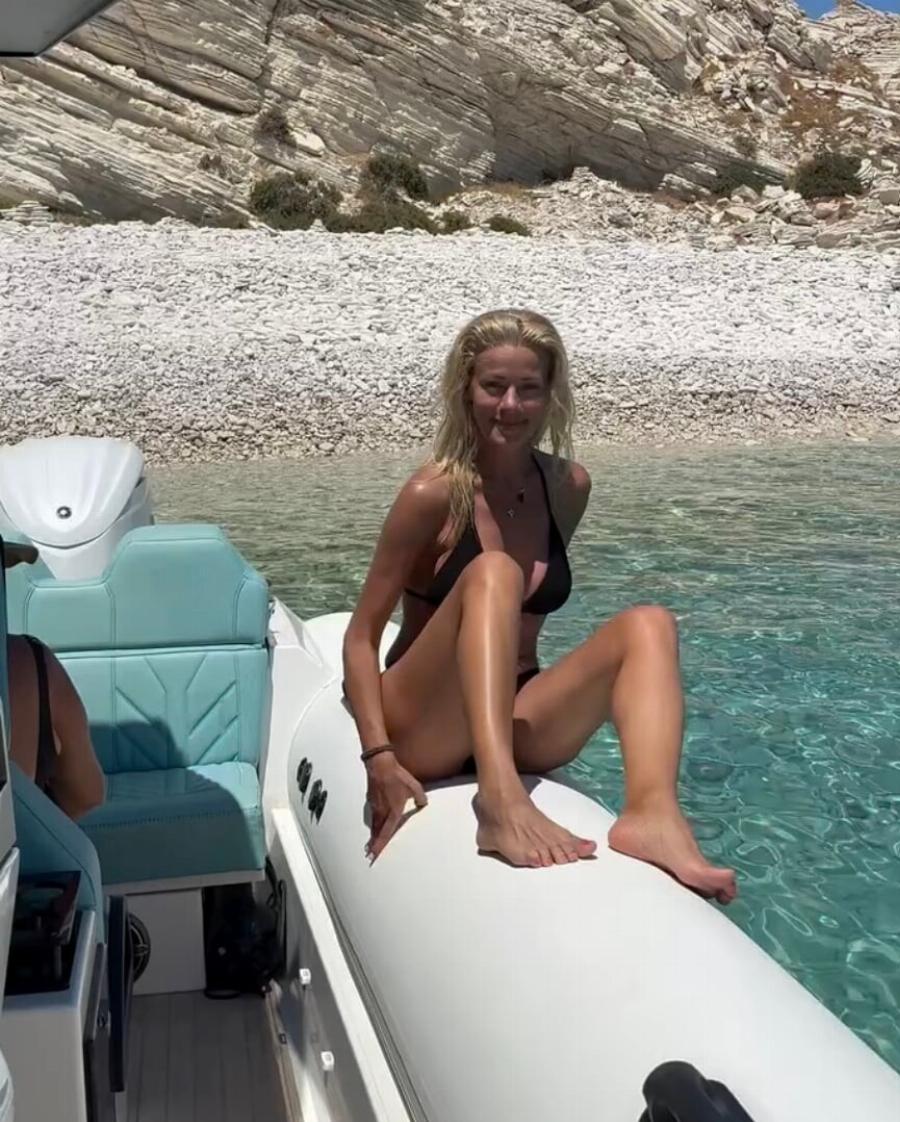 Xαμoς με τη Μακρυπούλια και το αγαλματένιο Kopμi της στα 46 της – Βούτηξε σε ονειρεμένο νησί του Αιγαίου κι έβαλε κάτω 20άρες και 30αρες