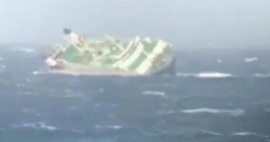ΣΟΚ: Βυθίστηκε φορτηγό πλοίο με 30 μέλη πλήρωμα που μετέφερε οχήματα