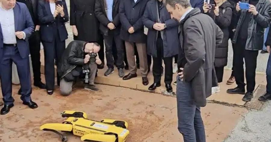 Χαμός με το βίντεο όπου ο Μητοστάκης μιλάει με σκύλο-ρομπότ