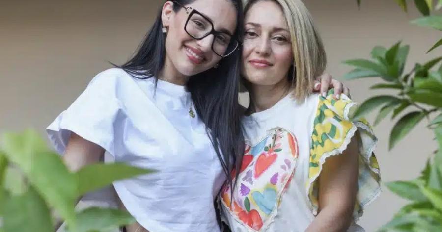 Η Κλαυδία με τη μητέρα της, Αγγελική, στη βεράντα του σπιτιού τους – Πού θα τις δούμε μαζί στην τηλεόραση