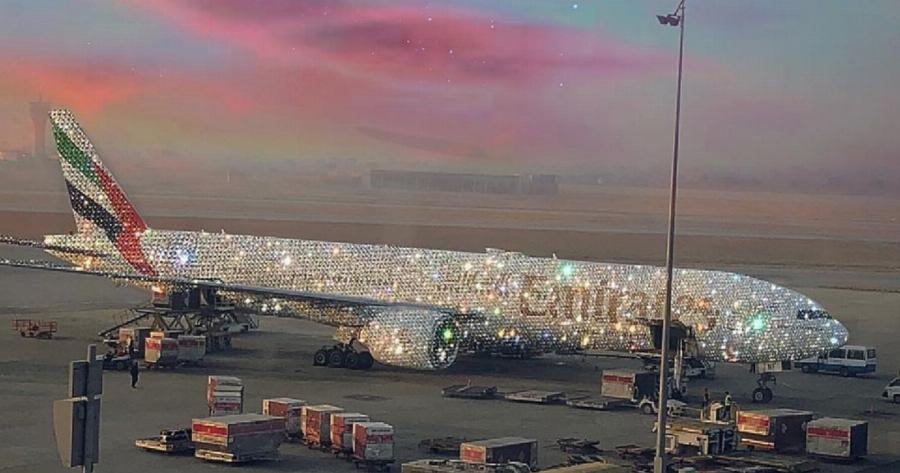 Το χριστουγεννιάτικο αεροπλάνο των Emirates ζαλίζει από τα διαμάντια