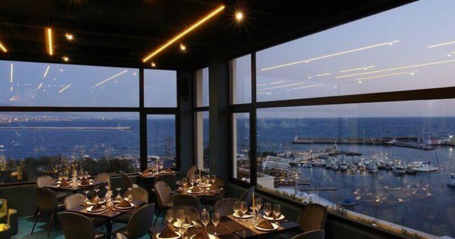 Το μαγαζί στον επιβλητικό λόφο της Καστέλλας που προσφέρει ένα μαγευτικό σκηνικό