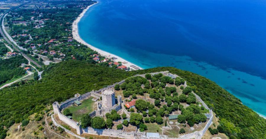 Η παραλία στη σκιά του κάστρου! Βουτιές στον Πλαταμώνα με θέα τον Όλυμπο