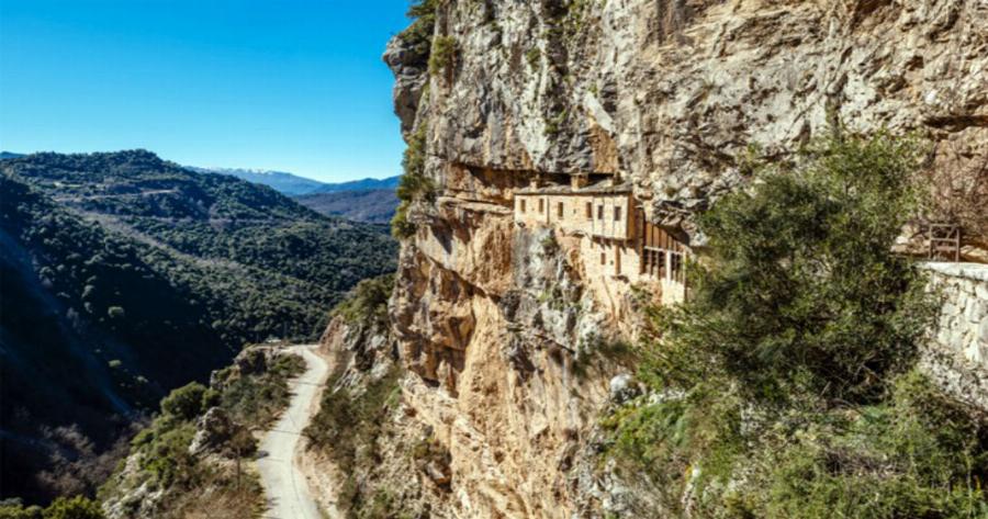 Μονή Κηπίνας, το μοναστήρι μέσα στο βράχο που προκαλεί δέος