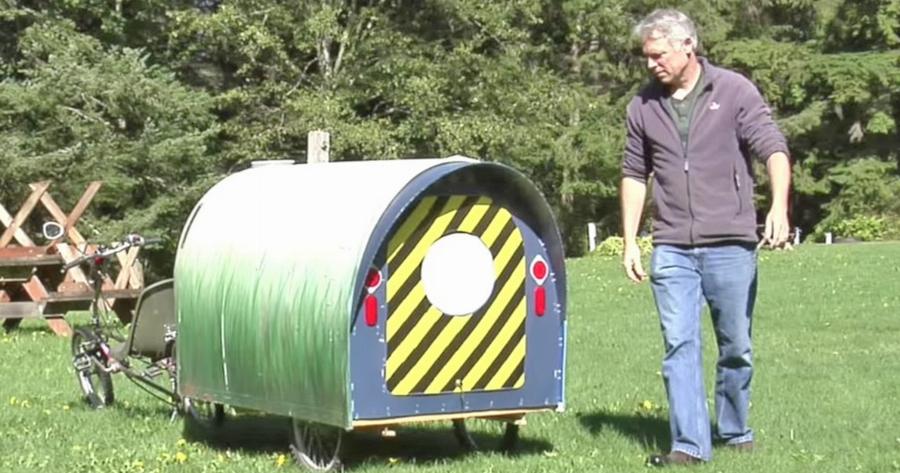 Μένει μόνιμα σε αυτό το Τροχόσπιτο αξίας 150 ευρώ. Μόλις δείτε ΠΩΣ είναι το Εσωτερικό του, δεν θα Πιστεύετε στα Μάτια σας!