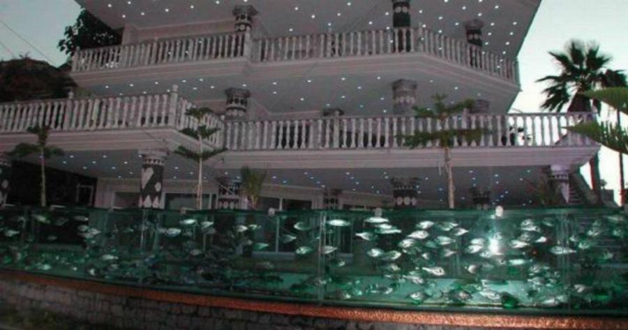 Άντρας αντικατέστησε το φράχτη του σπιτιού του με… ενυδρείο μήκους 50 μέτρων!