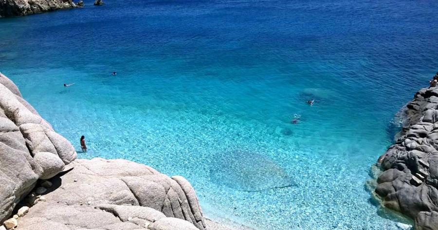 H παραλία στην Ικαρία με τα κυανά νερά την λευκή άμμο και τους εντυπωσιακούς βράχους