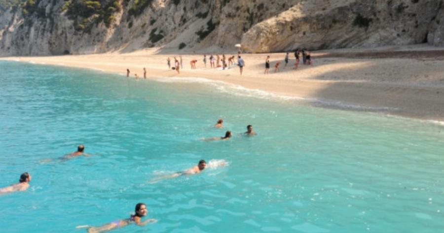 Γαλάζιες σημαίες: Αυτές είναι οι πιο καθαρές παραλίες σε Αττική και όλη τη χώρα