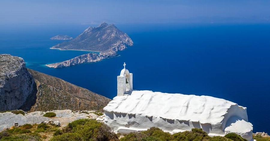Το ελληνικό νησί με τις μαγικές παραλίες που θεωρείται ένα από τα πιο πολύχρωμα μέρη της Ευρώπης