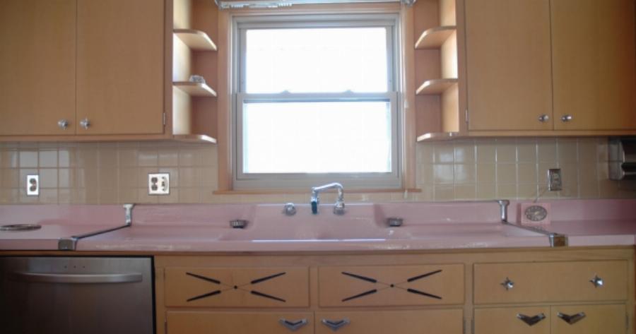 Οικογένεια αγόρασε σπίτι που χτίστηκε το 1956 και οι αρχικοί ιδιοκτήτες του δεν έμειναν ποτέ σ΄ αυτό. ΔΕΙΤΕ τι αντίκρισαν στην κουζίνα!