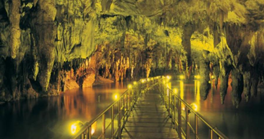 Ένα μαγευτικό υπόγειο ποτάμι στην Ελλάδα