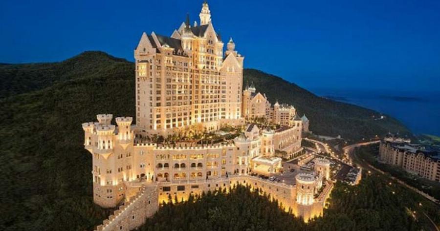 Το ξενοδοχείο-κάστρο που μοιάζει σαν να βγήκε από παραμύθι!