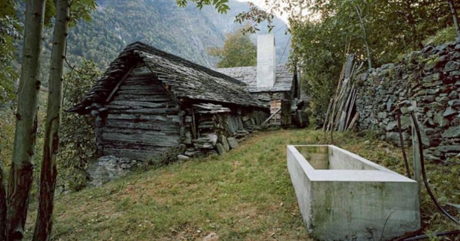 Αυτή η εξοχική κατοικία μοιάζει έτοιμη να καταρρεύσει, αλλά αν μπεις στο εσωτερικό της, δε θα θες να φύγεις