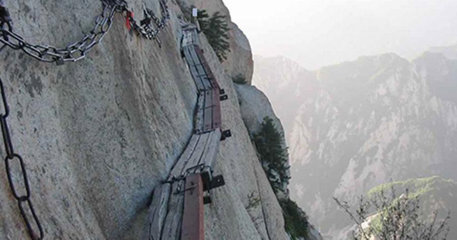 Πολλοί το χαρακτηρίζουν ως το πιο τρομακτικό μονοπάτι στον κόσμο! Αν δείτε όμως που οδηγεί, θα ξαφνιαστείτε ευχάριστα!