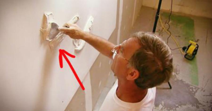 Μοιάζει σαν να κάνει μια απλή επιδιόρθωση στον τοίχο. Όταν όμως τελείωσε, μας άφησε άφωνους!