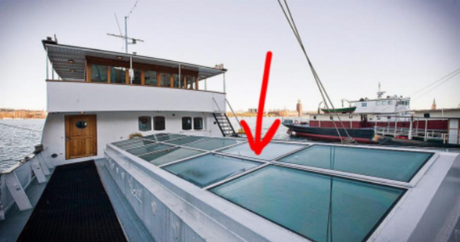 Εξωτερικά φαίνεται ένα παλιό καράβι, αν μπείτε όμως στο εσωτερικό του, θα σας πέσει το σαγόνι.