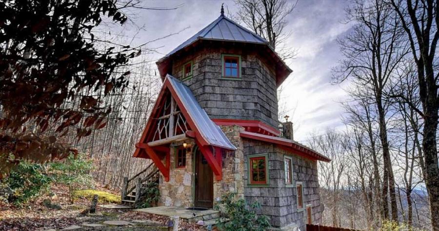 Είναι μόλις 80 τετραγωνικά, κόστισε 10.000 ευρώ και το εσωτερικό του μοιάζει με σπίτι των Χόμπιτ