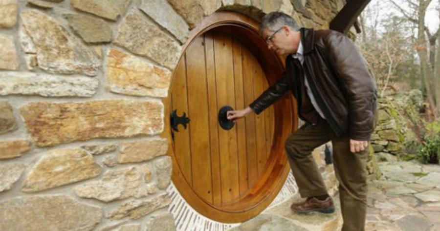 Αυτός ο άνδρας, έχτισε το δικό του σπίτι-ΧΟΜΠΙΤ. Μόλις δείτε το εσωτερικό του, θα μείνετε άφωνοι…