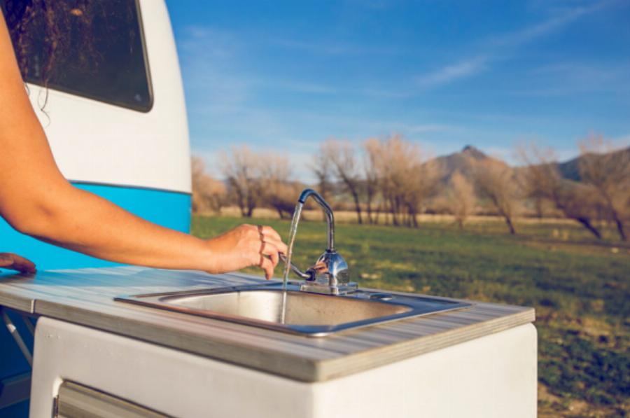 Είναι μικροσκοπικό, κοστίζει μόνο 1000 ευρώ και όμως στο εσωτερικό του έχει 5 κρεβάτια