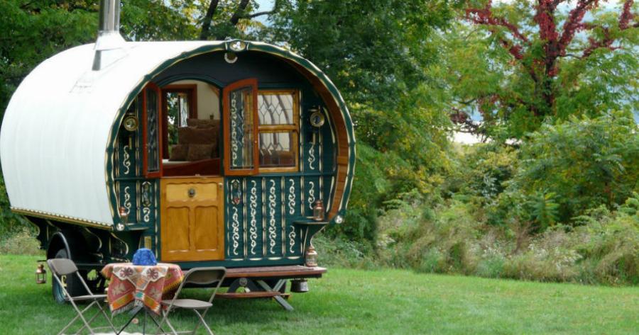 Εξωτερικά μοιάζει μικρό. Το εσωτερικό του όμως, έχει τα πάντα για τις διακοπές σου!