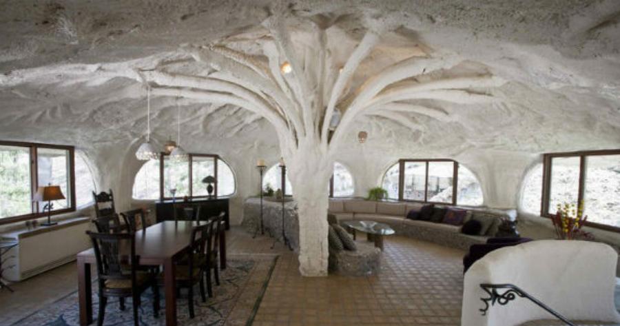 Δεν μπορούσαμε να καταλάβουμε γιατί έκανε κάτι τέτοιο στο σαλόνι του, μέχρι που είδαμε το εξωτερικό του σπιτιού. Θα πάθετε ΣΟΚ…