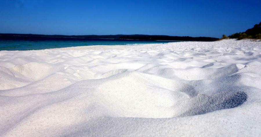 Αυτή είναι η πιο λευκή, αμμώδης παραλία που υπάρχει στον κόσμο.. ΔΕΙΤΕ ΤΗΝ!