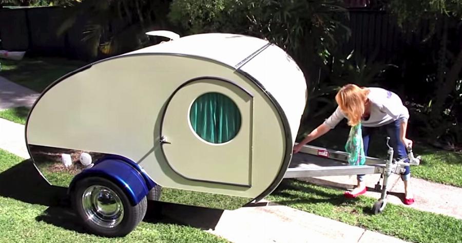Αρχικά φαίνεται σαν ένα παλιό, μικρό τροχόσπιτο. Όταν όμως τραβάει το μοχλό, όλα αλλάζουν…