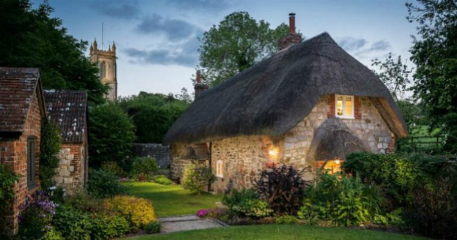 Εξωτερικά νομίζεις ότι είναι έτοιμο να καταρρεύσει! Το εσωτερικό του όμως θα σε μαγεύσει…