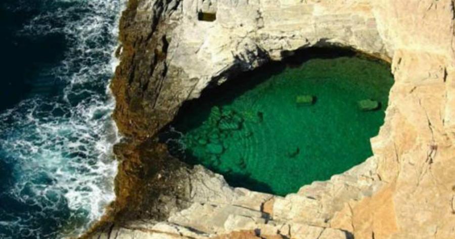 «Το δάκρυ της Αφροδίτης»! Η φυσική πισίνα που τη χωρίζουν μερικά εκατοστά από την θάλασσα!