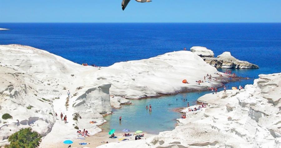 Όχι δεν είναι στο εξωτερικό! Είναι απίστευτη ελληνική παραλία ανάμεσα σε ολόλευκους βράχους