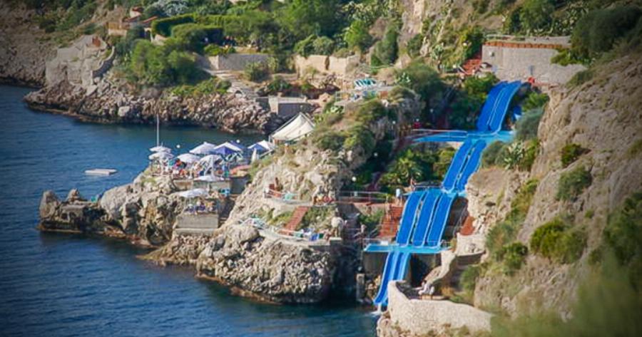 Ξεχάστε τις πισίνες! Αυτή η νεροτσουλήθρα θα σας προσγειώσει στη θάλασσα, με ένα μοναδικό τρόπο!