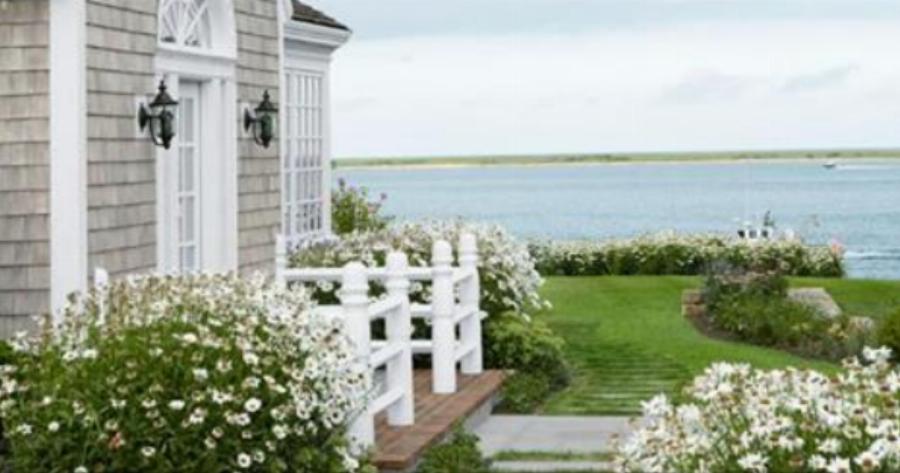 Εκεί που σκάει το κύμα… Ένα σπίτι βγαλμένο από όνειρο.