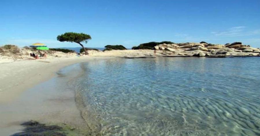 9 προορισμοί στην Ελλάδα με μαγευτικές παραλίες που μπορείτε να πάτε χωρίς πλοίο και να ξοδέψετε λιγότερα από 10 ευρώ τη μέρα