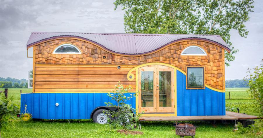 Η κυρτή οροφή αυτού του σπιτιού μοιάζει περίεργη, αλλά μόλις μπήκαμε μέσα και κοιτάξαμε ψηλά…