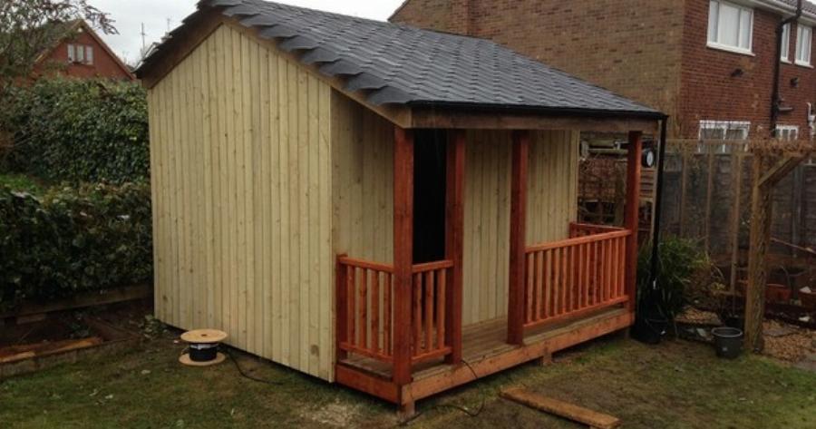 Είναι 20τμ, μοιάζει με μια βαρετή καλύβα σε μια αυλή, αλλάστην πραγματικότητα είναι ένα ιδιωτικό σινεμά.