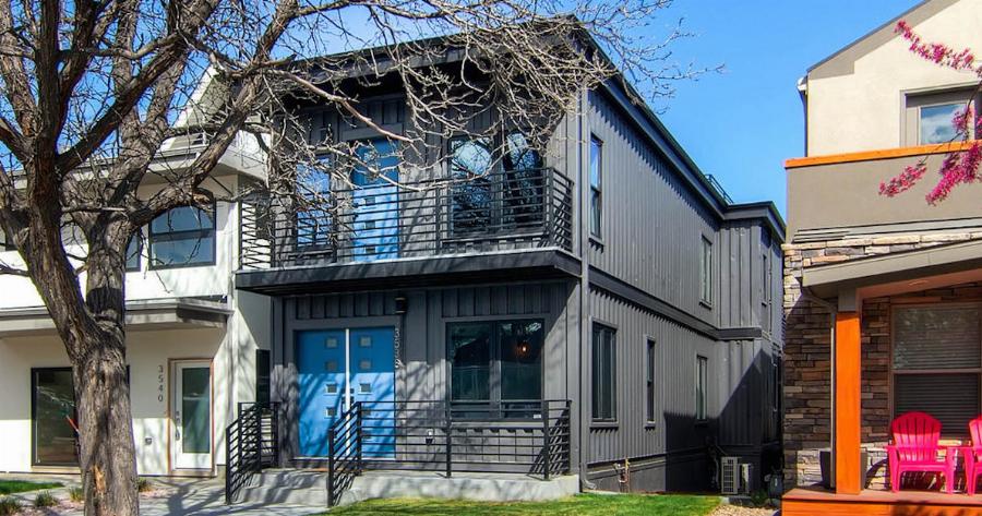 Το έφτιαξαν σε δυο εβδομάδες , χρησιμοποίησαν μόνο παλιά κοντείνερ και οι εσωτερικοί χώροι είναι σαν σπιτιού στην Εκάλη