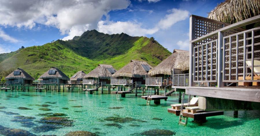 10 χλιδάτα μπάνγκαλόους που επιπλέουν πάνω σε γαλάζιες θάλασσες.