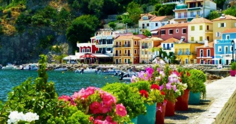 Η πιο πολύχρωμη πόλη της Ελλάδας: Κρυστάλλινες παραλίες και γραφικά σοκάκια που θυμίζουν.. νησί