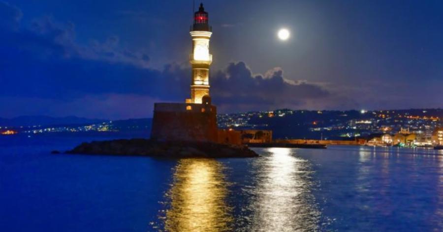 Εντυπωσιακές εικόνες από την υπερ-πανσέληνο να “λούζει” το λιμάνι των Χανίων