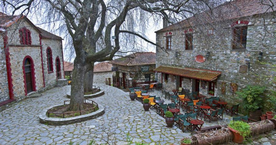 Παλιός Παντελεήμονας: Στη σκιά του βουνού των Θεών!