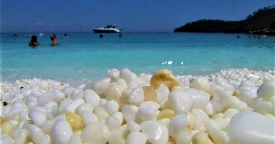 Το σμαραγδένιο νησί του Αιγαίου. Αρχαίοι καταρράκτες και τροπικές αμμουδιές που δε λέγονται τυχαία.. Παράδεισος